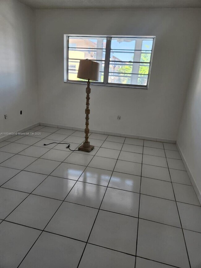 160 Royal Palm Rd in Hialeah Gardens, FL - Building Photo - Building Photo