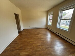 390 Main St, Unit 2 in Beacon, NY - Foto de edificio - Building Photo