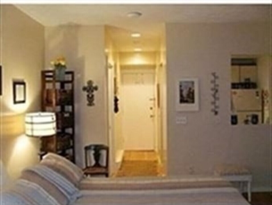 389 Beacon St, Unit 2 in Boston, MA - Building Photo