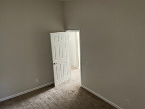 7234 Kallie Kay Ln in Sacramento, CA - Foto de edificio - Building Photo