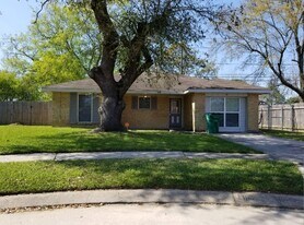 1601 Yorktowne Dr in La Place, LA - Building Photo