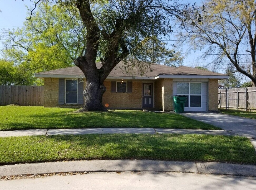 1601 Yorktowne Dr in La Place, LA - Building Photo