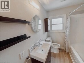 122 Weber St S in Waterloo, ON - Building Photo - Building Photo