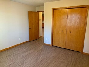 323 Williamsburg Pl in New Richmond, WI - Building Photo - Building Photo