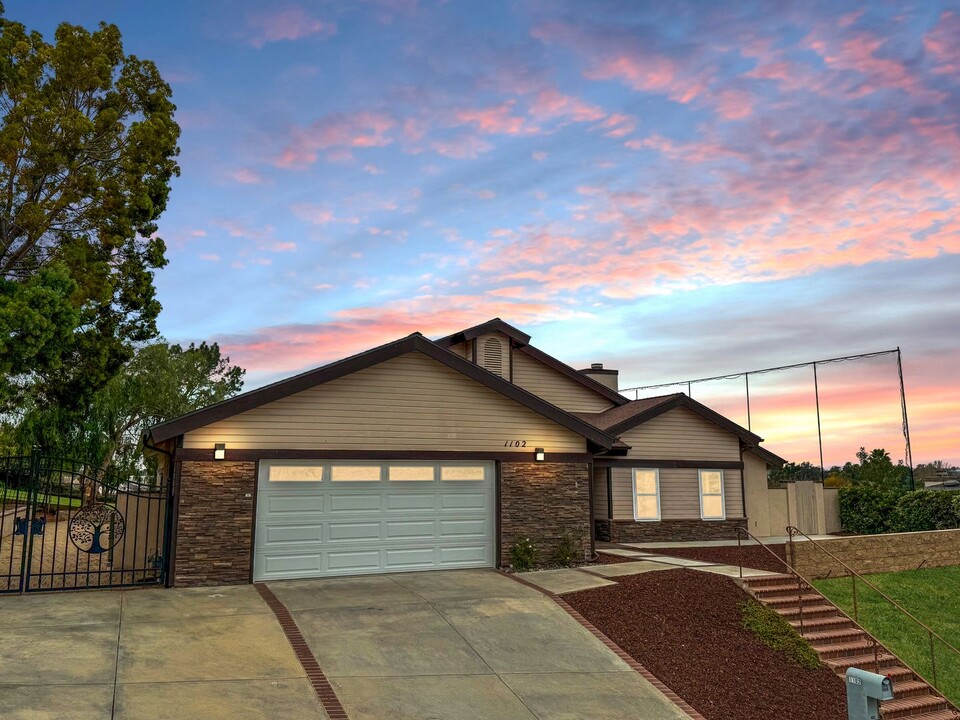 1102 La Sombra Dr in San Marcos, CA - Building Photo