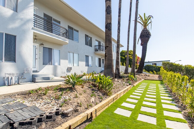 Malibu Cove Apartments in Malibu, CA - Building Photo - Building Photo