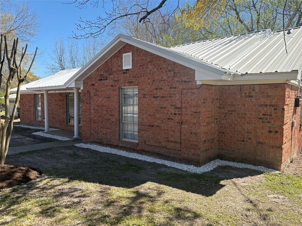 100 Bybee St in Willis, TX - Building Photo