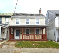 249 W King St in Chambersburg, PA - Building Photo