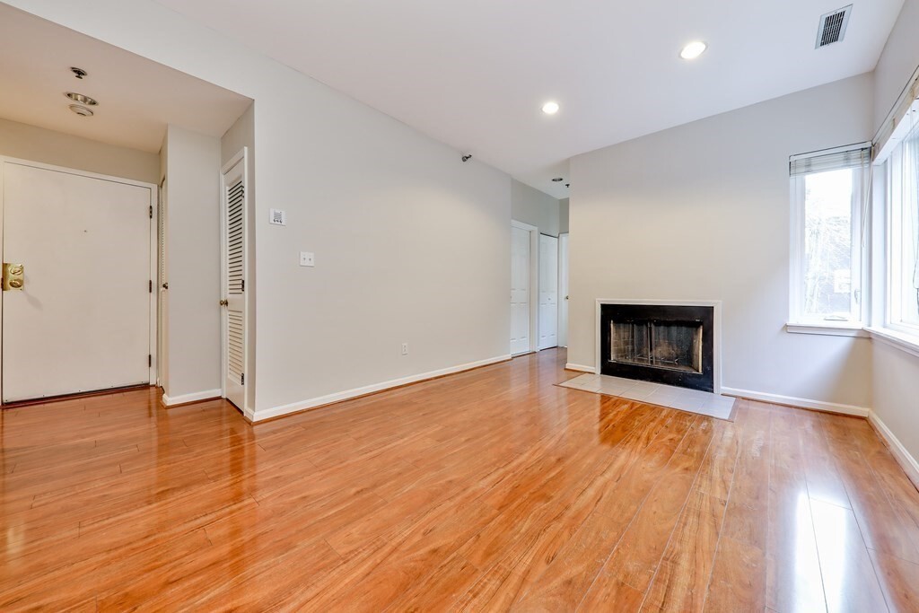 110 Strathmore Rd, Unit 204 in Boston, MA - Building Photo