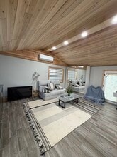 7711 Owensmouth Ave, Unit A in Canoga Park, CA - Building Photo - Building Photo