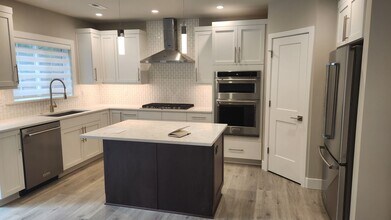 9869 135th Ave NE in Kirkland, WA - Building Photo - Building Photo