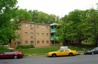 7716 Maple Ave in Takoma Park, MD - Foto de edificio - Building Photo