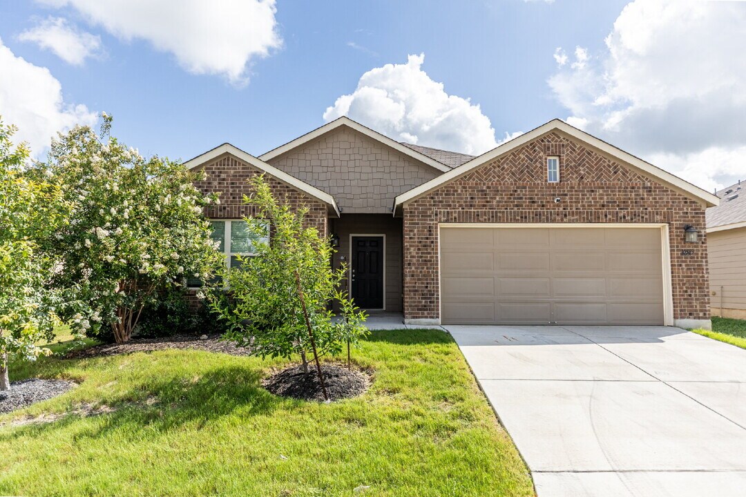 10583 Penelope Way in Converse, TX - Building Photo