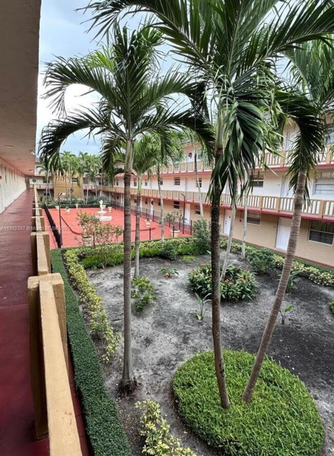 4655 Palm Ave, Unit Royal Palm in Hialeah, FL - Foto de edificio - Building Photo