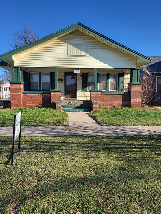 1326 W Elm Ave in Enid, OK - Building Photo
