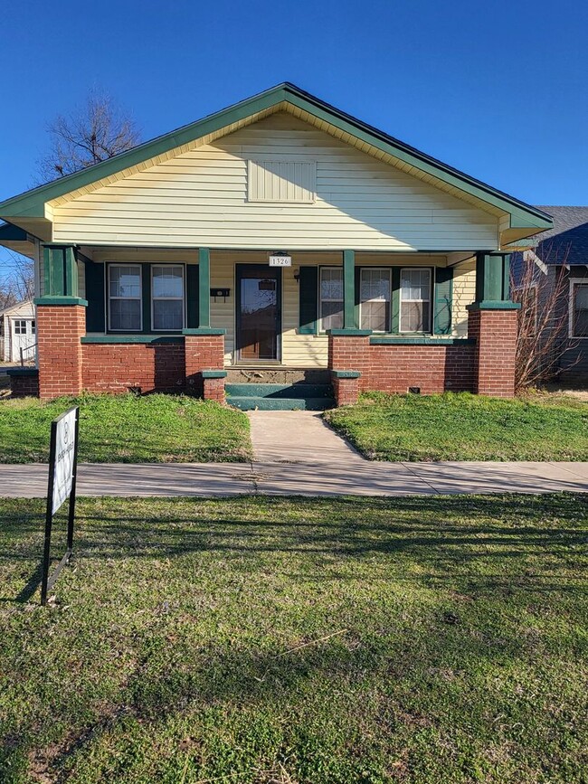 property at 1326 W Elm Ave