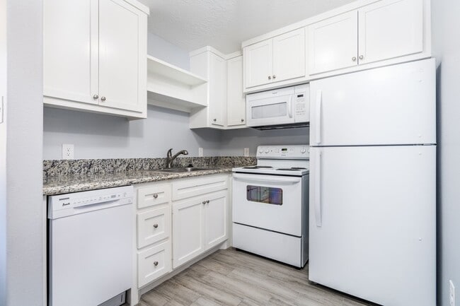 207 N Poplar St, Unit B in Tomball, TX - Building Photo - Building Photo