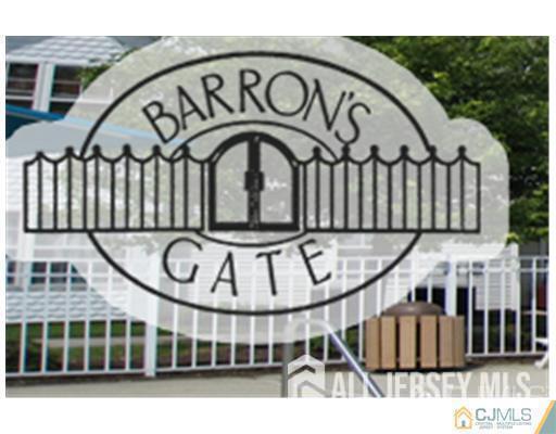 504 Kings Ct in Woodbridge Township, NJ - Building Photo