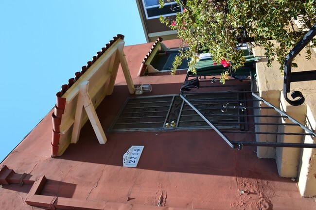 2710 Broadway in San Diego, CA - Foto de edificio - Building Photo