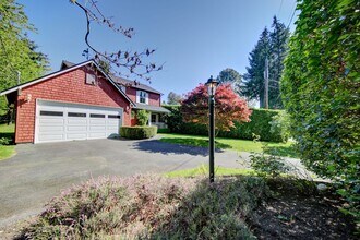 305 Weaver Rd NW in Bainbridge Island, WA - Building Photo - Building Photo