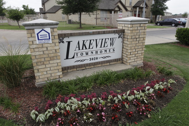 Lakeview Townhomes in Dallas, TX - Building Photo - Building Photo