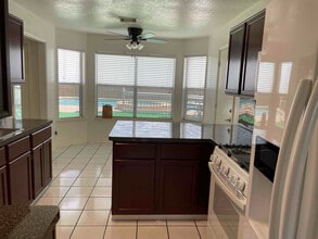 4026 Almond Lake Dr in Houston, TX - Building Photo - Building Photo