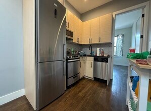 5438 Arnold Ave, Unit 2R in Maspeth, NY - Foto de edificio - Building Photo