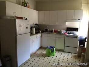 208 Winthrop Rd in Brookline, MA - Foto de edificio - Building Photo