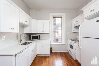 900 W Newport Ave, Unit 2 in Chicago, IL - Foto de edificio - Building Photo