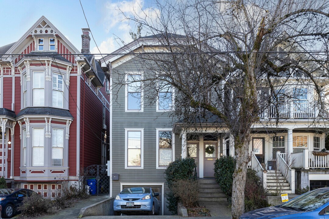 2152 NW Flanders St in Portland, OR - Building Photo