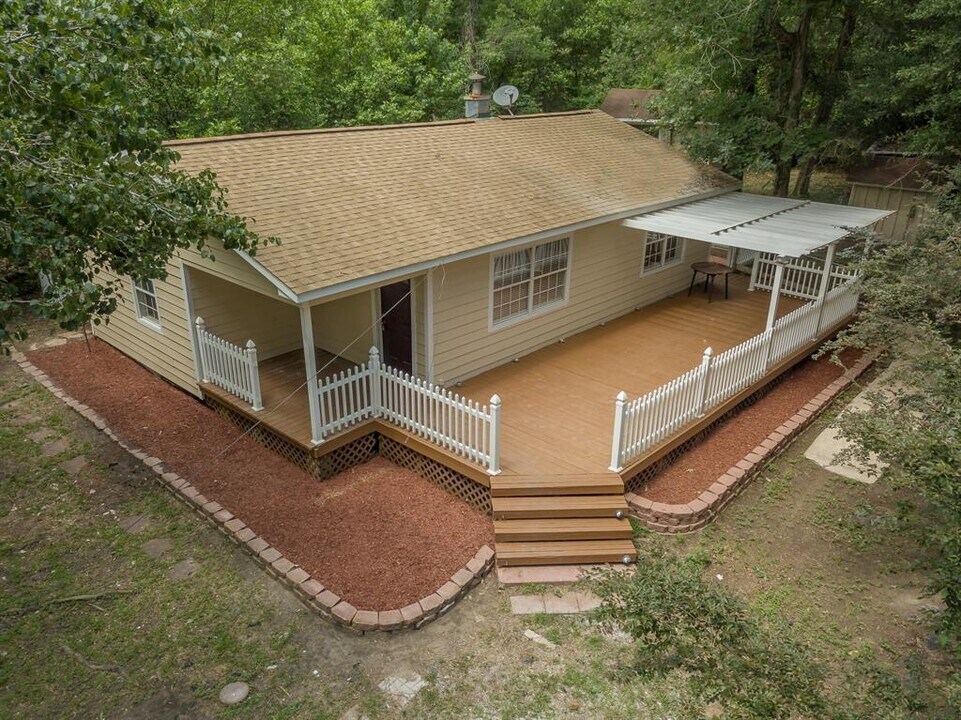 11257 S Lake Shore Dr in Conroe, TX - Building Photo