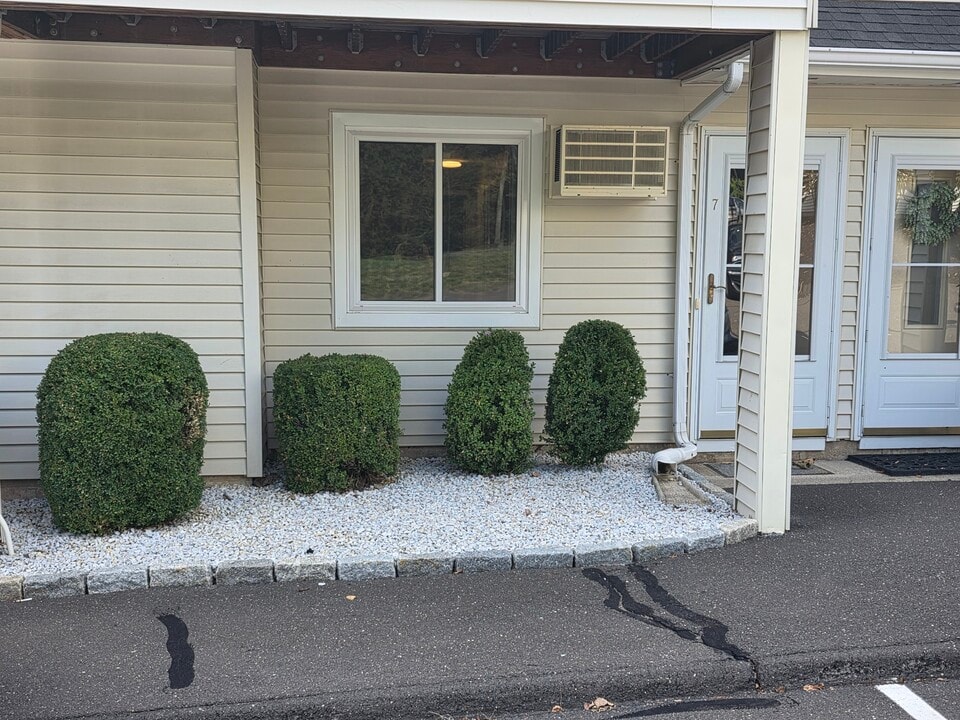 2A Jeanette St in Danbury, CT - Building Photo