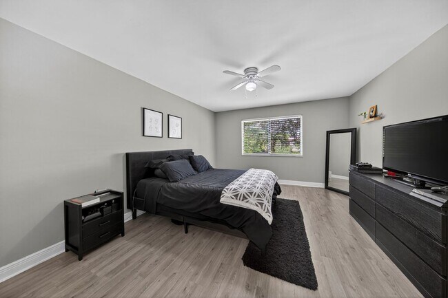 412 Lakeview Dr in Weston, FL - Building Photo - Building Photo