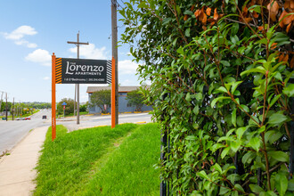 Lorenzo Apartments in San Antonio, TX - Foto de edificio - Building Photo