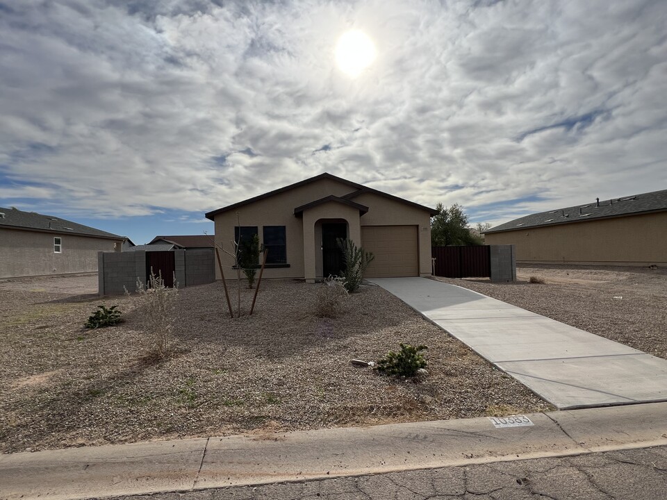 10383 W Santiago Dr in Arizona City, AZ - Building Photo