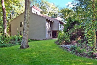 Norwegian Wood in Tolland, CT - Foto de edificio - Building Photo