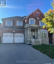1018 Wilbur Pipher Cir in Newmarket, ON - Building Photo