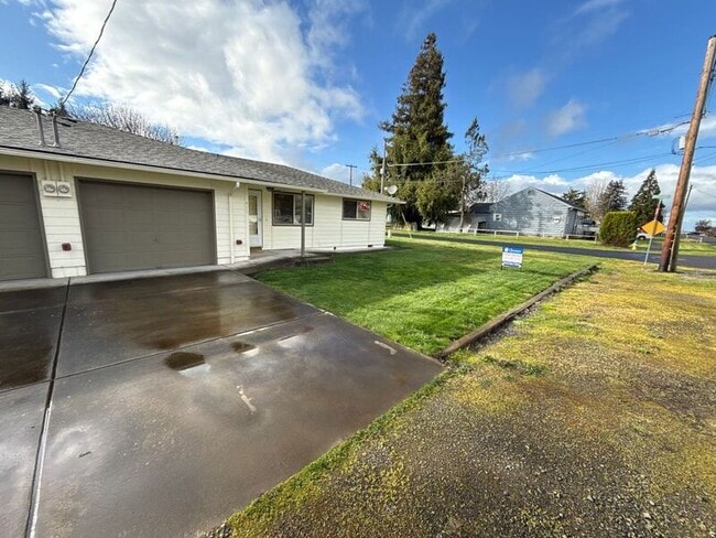 411 E 3rd St in Halsey, OR - Foto de edificio - Building Photo