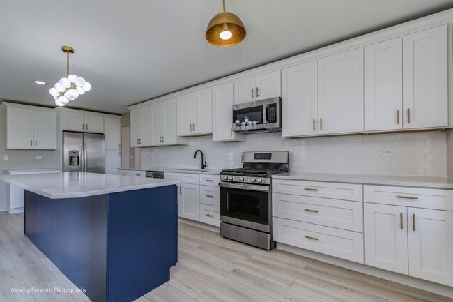 1655 Whispering Oaks Dr in West Chicago, IL - Building Photo - Building Photo
