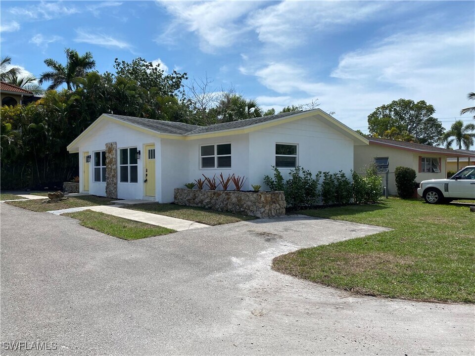 1740 Smugglers Cove in Naples, FL - Building Photo
