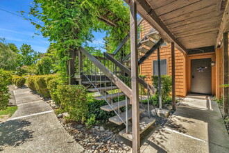 724 Woodside Ln E, Unit 4 in Sacramento, CA - Building Photo - Building Photo