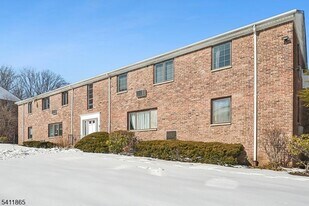 16 Troy Dr in Springfield, NJ - Building Photo