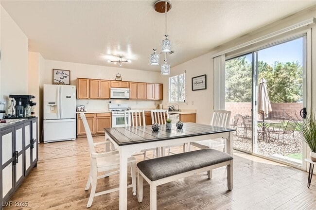 property at 8252 S Pearl Oasis Ct