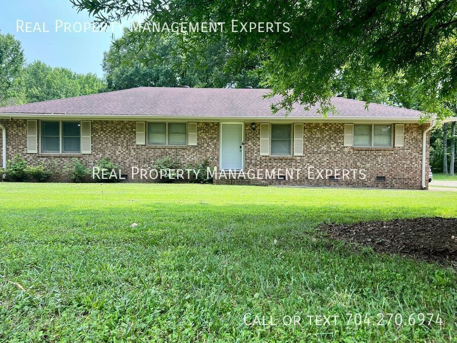 8001 Linda Lake Dr in Charlotte, NC - Building Photo