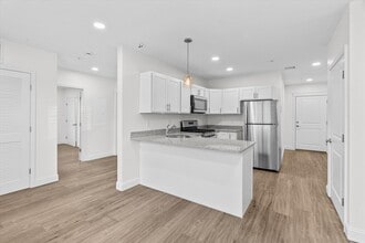 693 Western Ave, Unit 104 in Lynn, MA - Building Photo - Building Photo