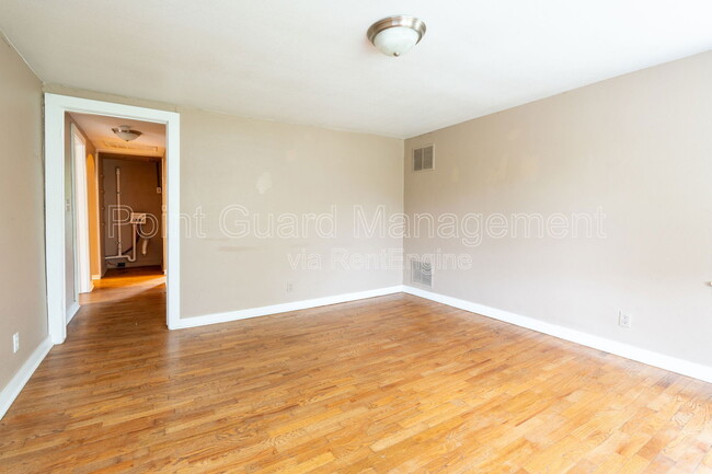property at 302 S Poplar St