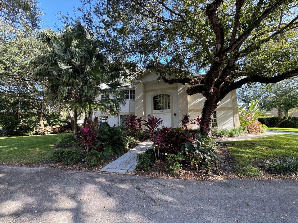 7246 SW 146th Street Cir in Palmetto Bay, FL - Building Photo