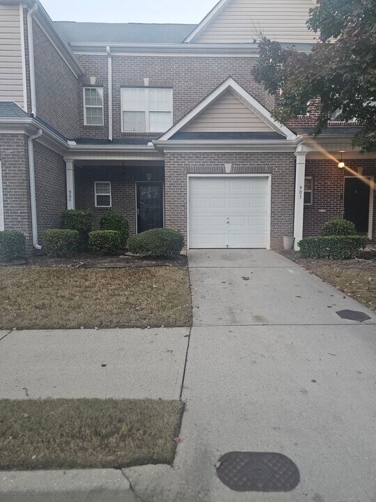 2555 Flat Shoals Rd in College Park, GA - Foto de edificio