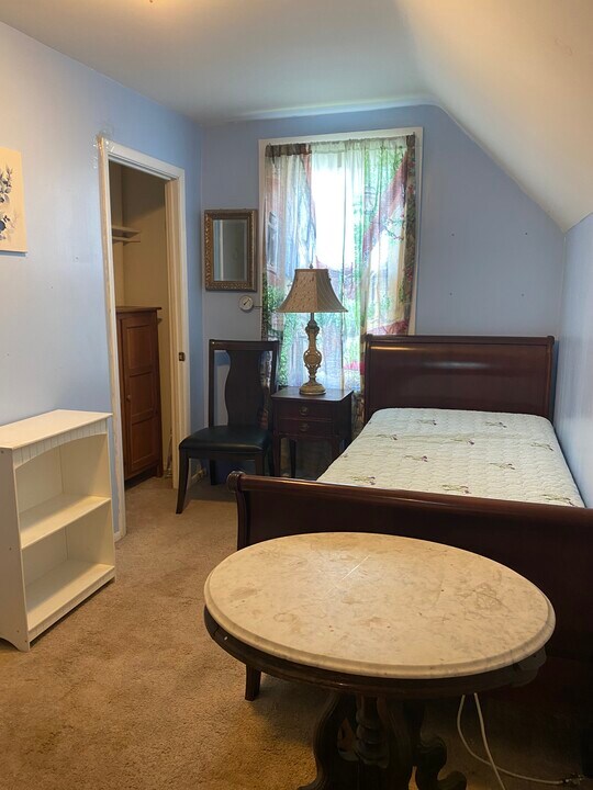 24 Linden Pl in Stamford, CT - Building Photo