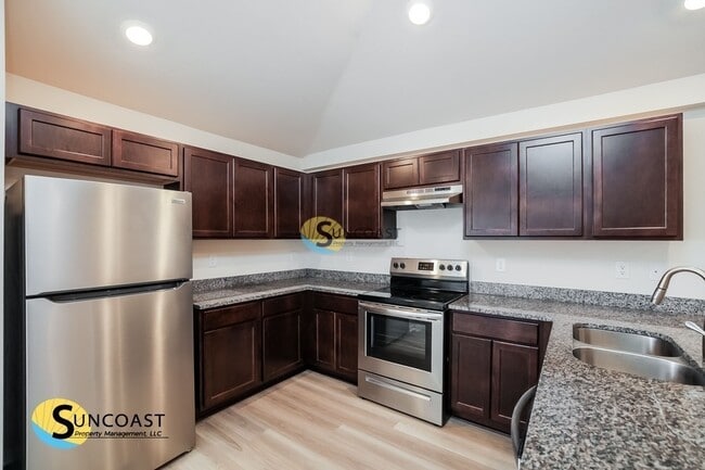 448 Tioga St in Port Charlotte, FL - Foto de edificio - Building Photo